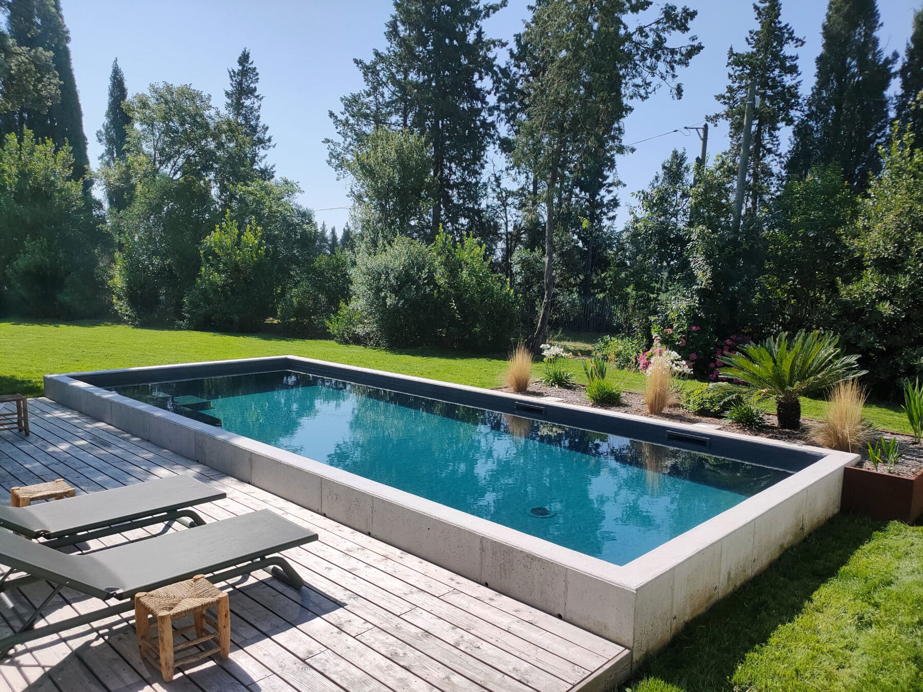 Votre piscine en béton imaginée et construite par votre artisan.