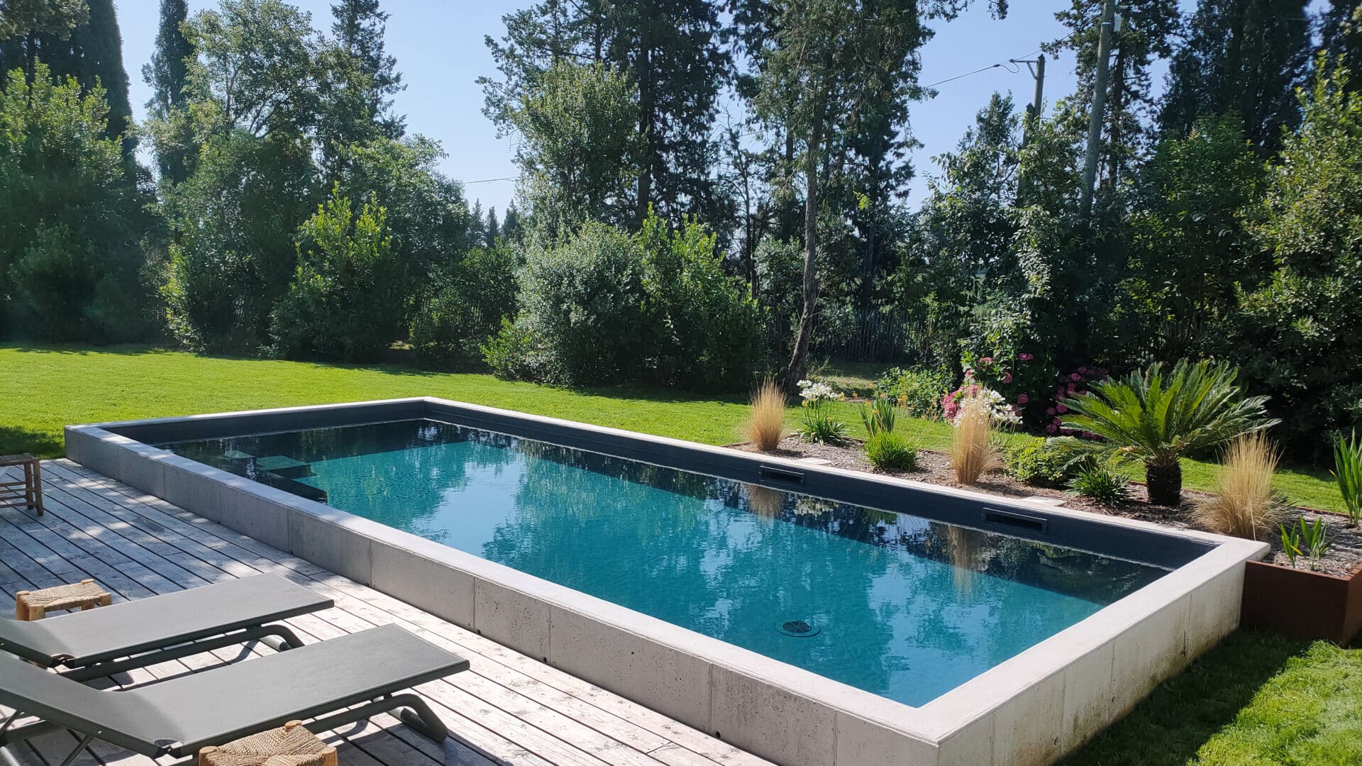 Votre piscine en béton imaginée et construite par votre artisan.