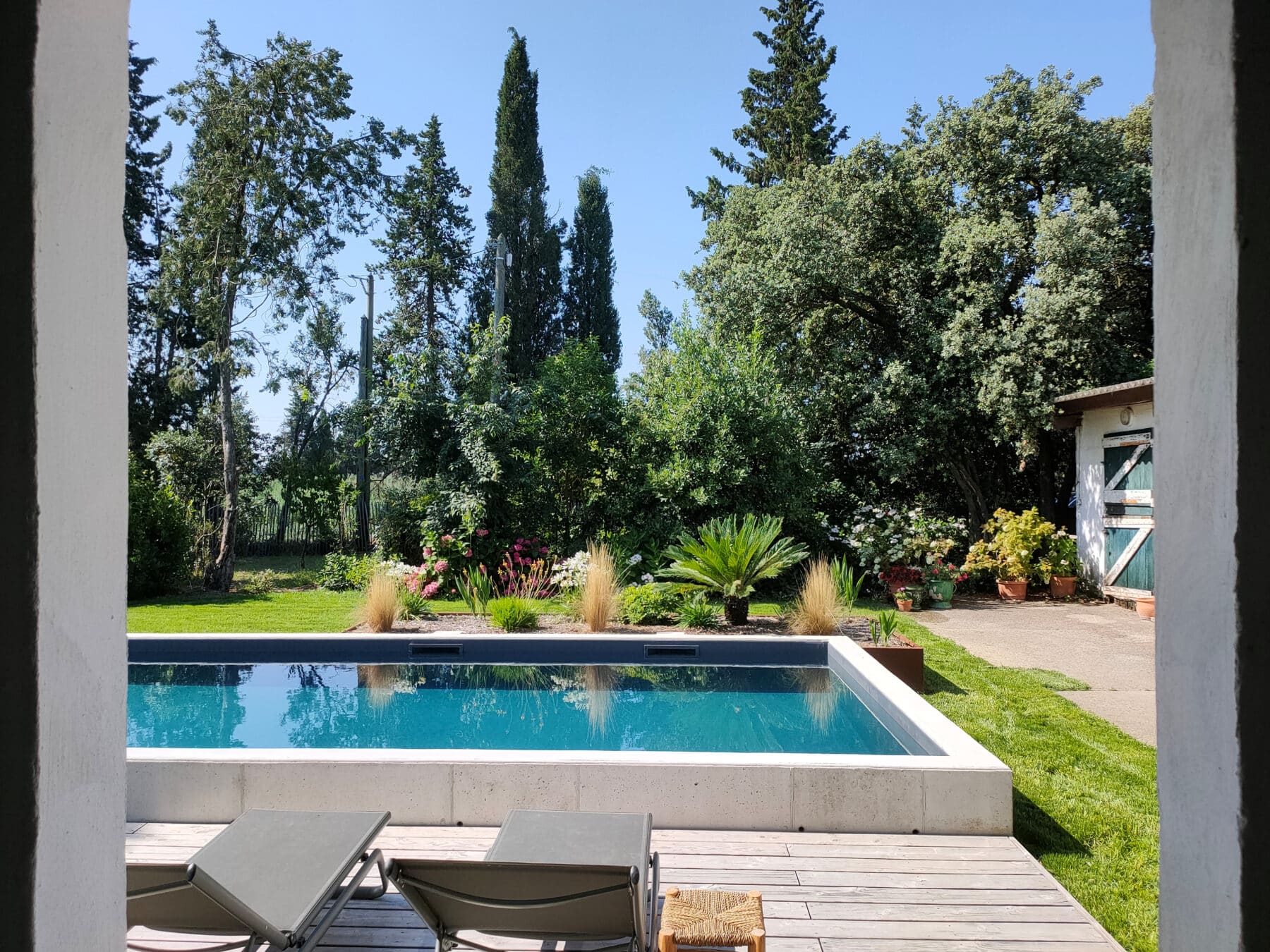 La piscine en béton pour une esthétique contemporaine.