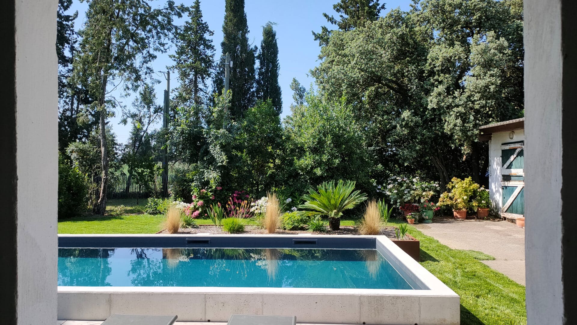 La piscine en béton pour une esthétique contemporaine.