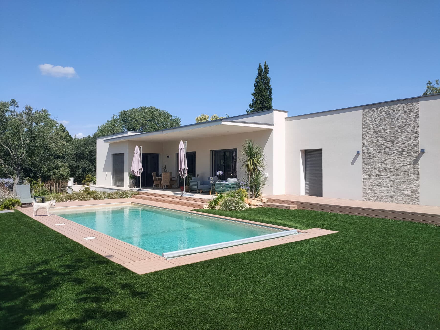 Une piscine contemporaine à Nîmes.