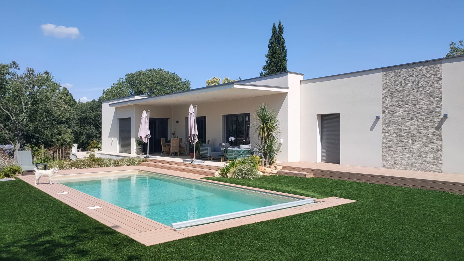 Une piscine contemporaine à Nîmes.