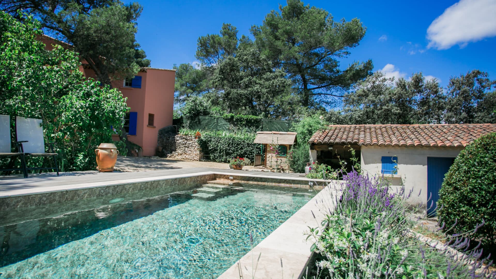 Piscine en PVC armé signée Scanzi Piscines, artisan du Gard.
