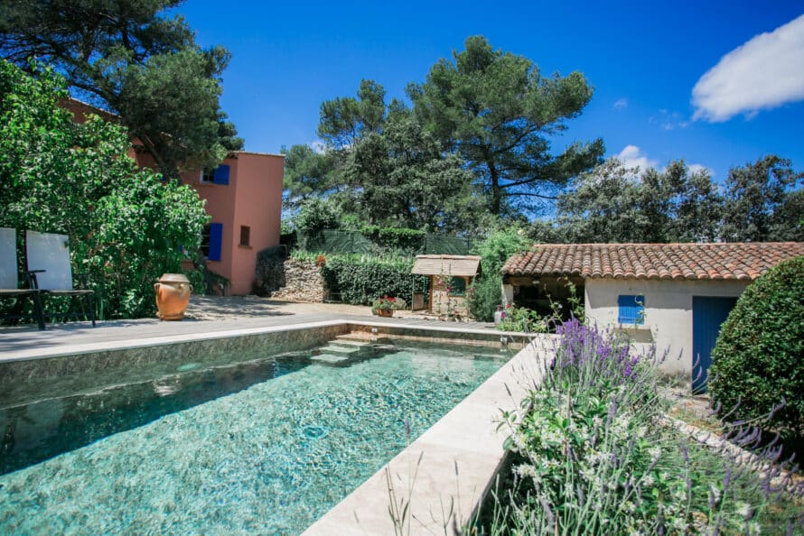 Piscine en PVC armé signée Scanzi Piscines, artisan du Gard.