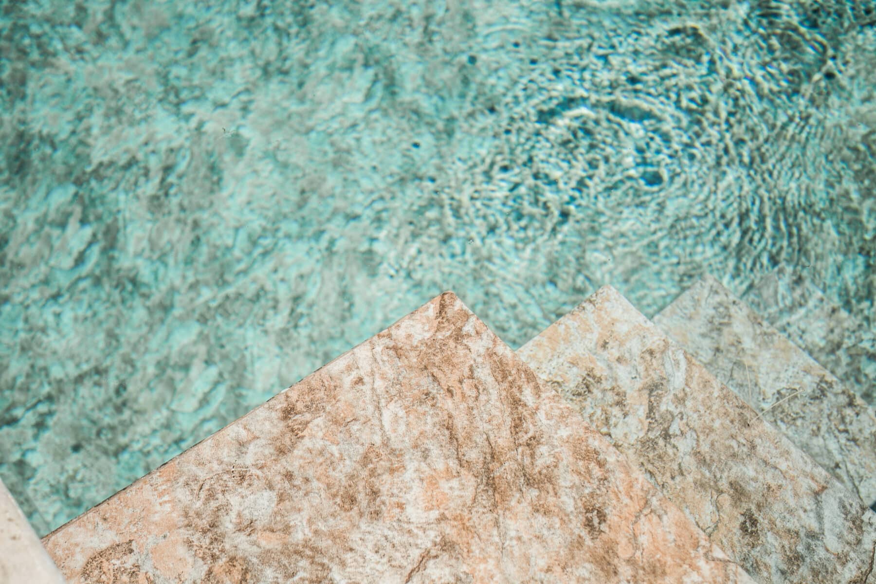 Scanzi Piscines escaliers dans une piscine méditerranéenne, votre piscinier dans le Gard.