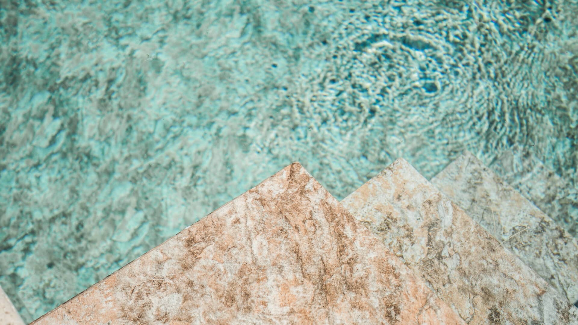 Scanzi Piscines escaliers dans une piscine méditerranéenne, votre piscinier dans le Gard.