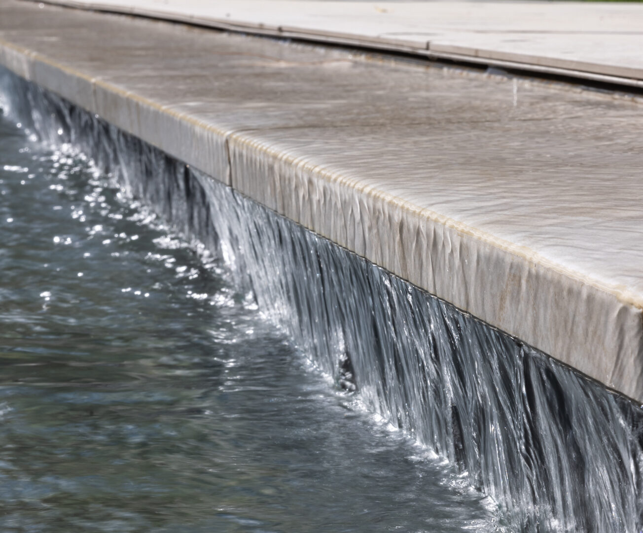 Piscine a debordement inversé surverse par Matthieu Scanzi