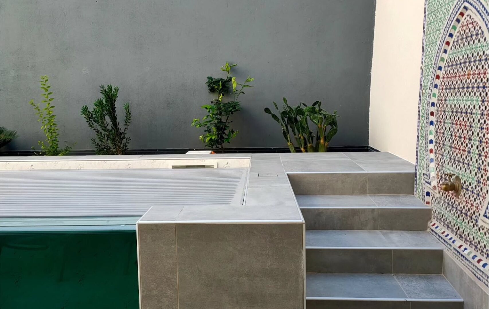 Mini piscine Scanzi haut de gamme vue des escaliers.