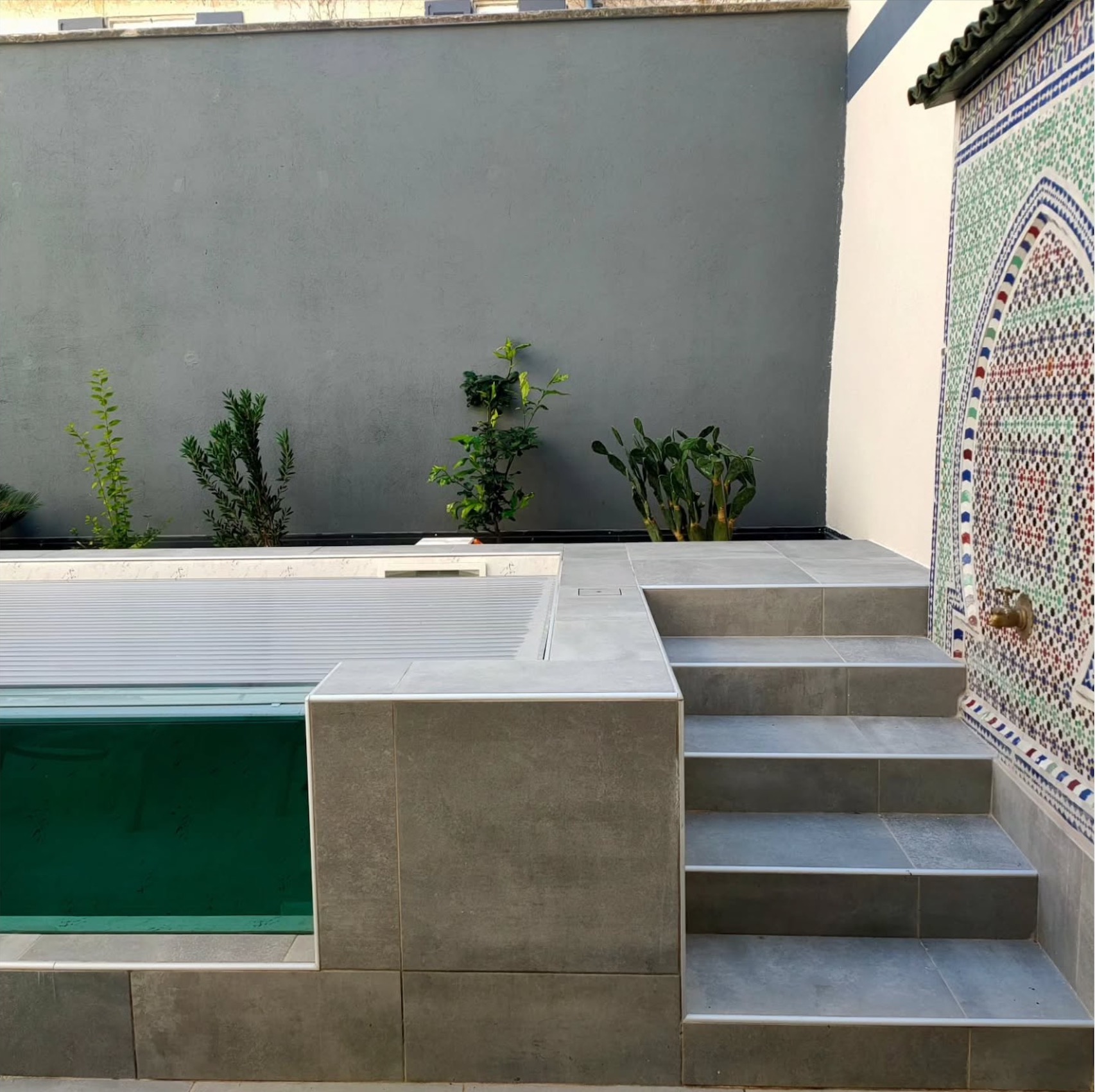 Mini piscine Scanzi haut de gamme vue des escaliers.