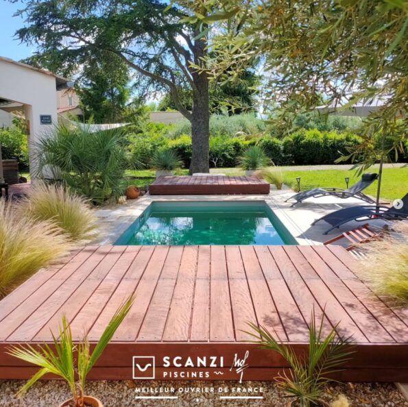 Mini piscine Scanzi Piscines d'extérieur avec une margelle en bois.