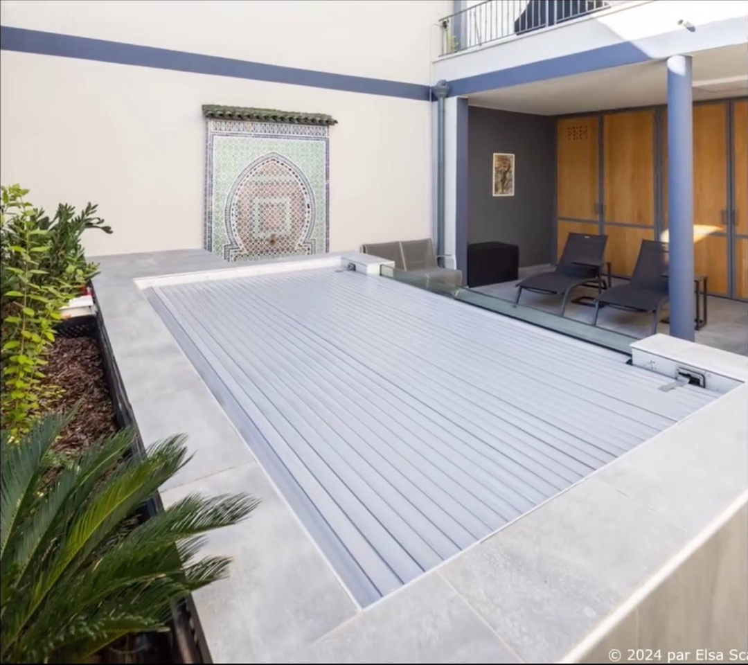 Mini piscine Scanzi fermée avec une bâche.