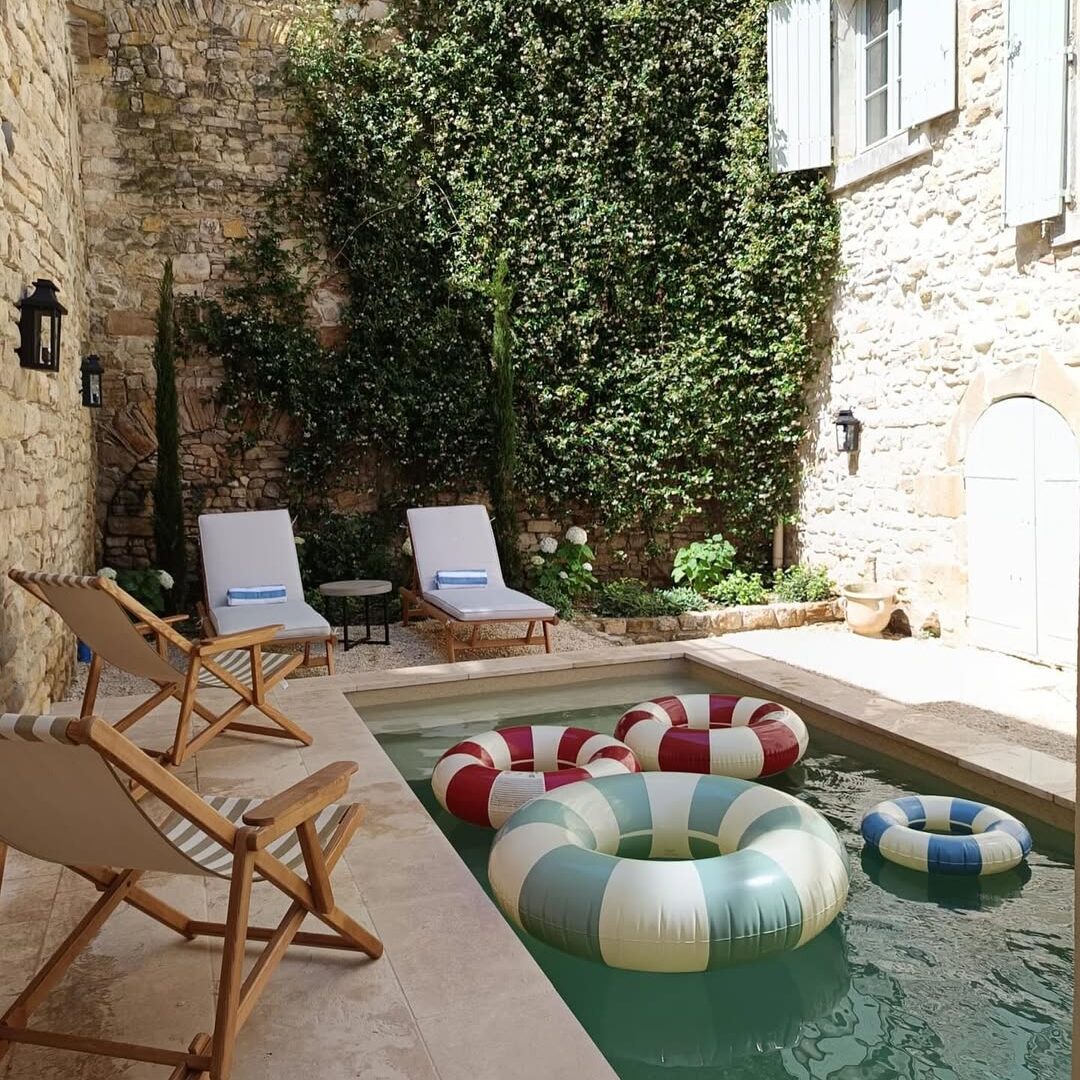 mini piscine fauteuils murs pierre bouee