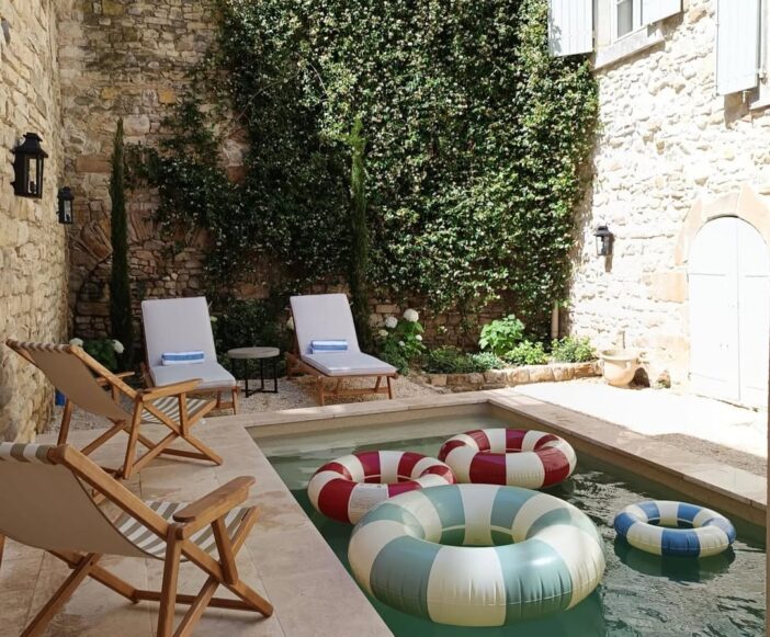 mini piscine fauteuils murs pierre bouee