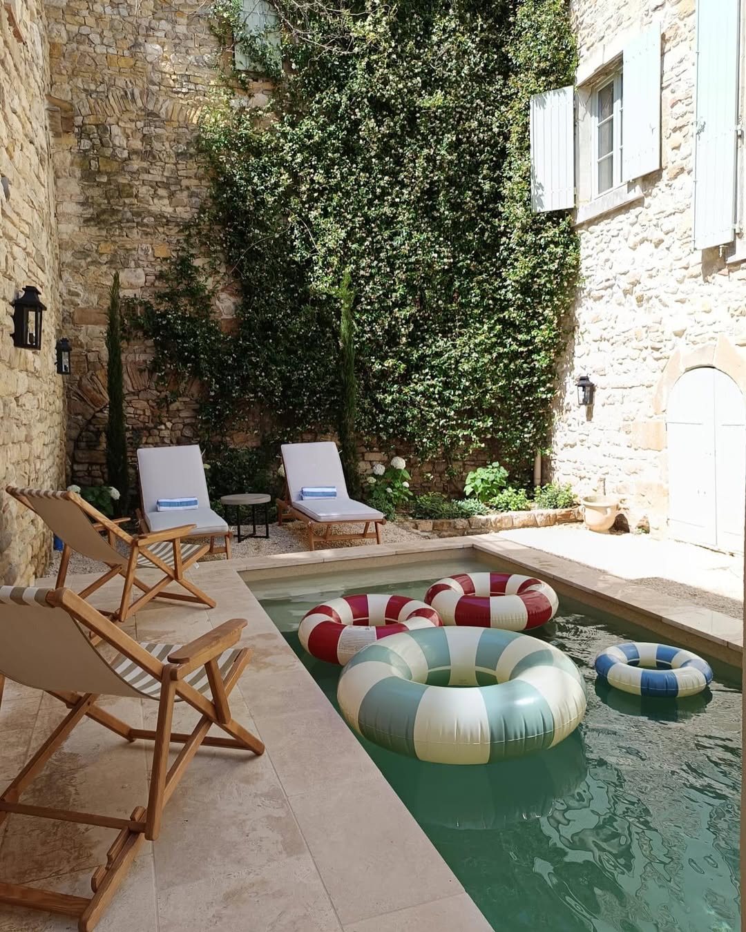 mini piscine fauteuils murs pierre bouee