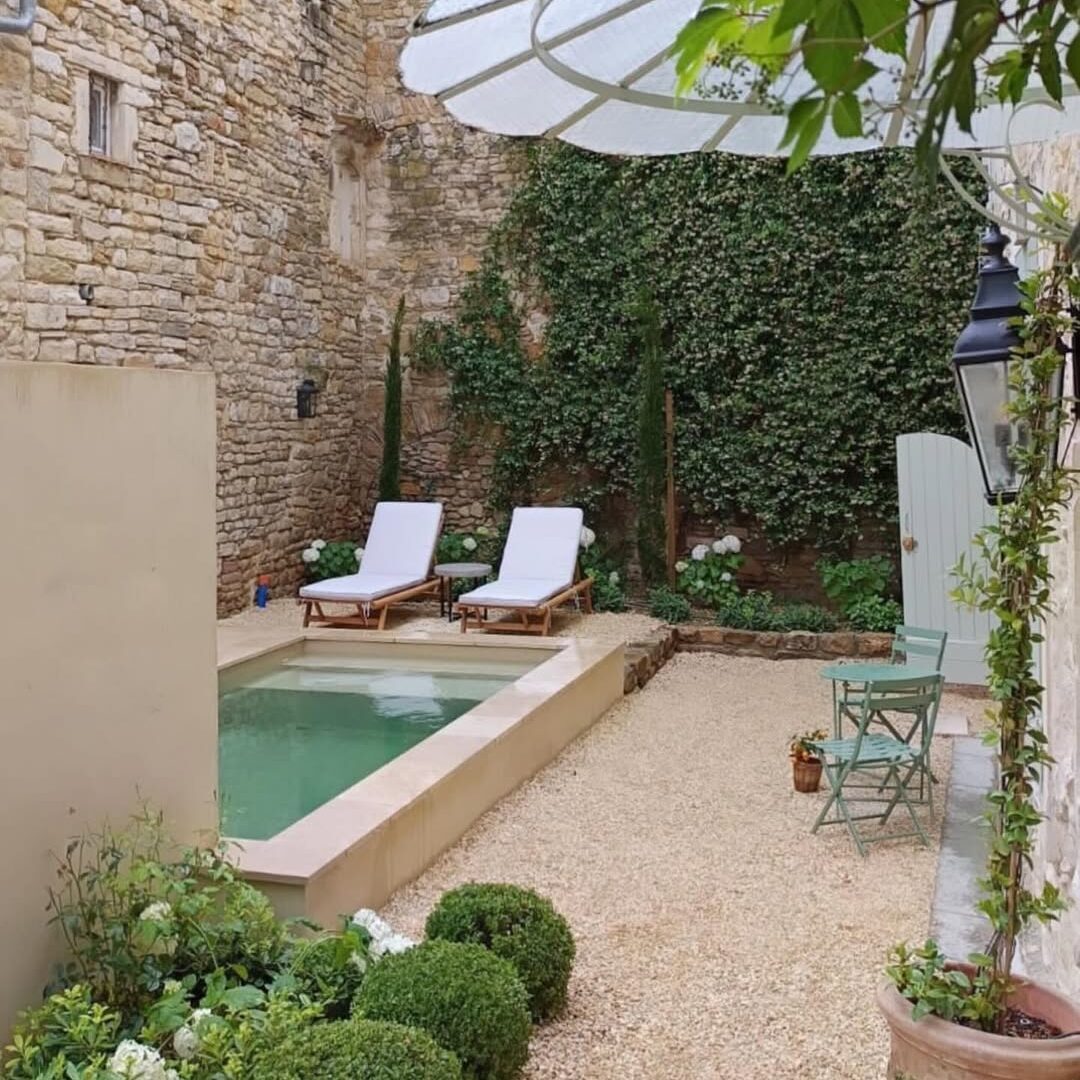 mini piscine fauteuils murs pierre végétal