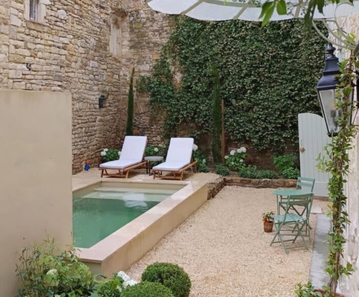 mini piscine fauteuils murs pierre végétal