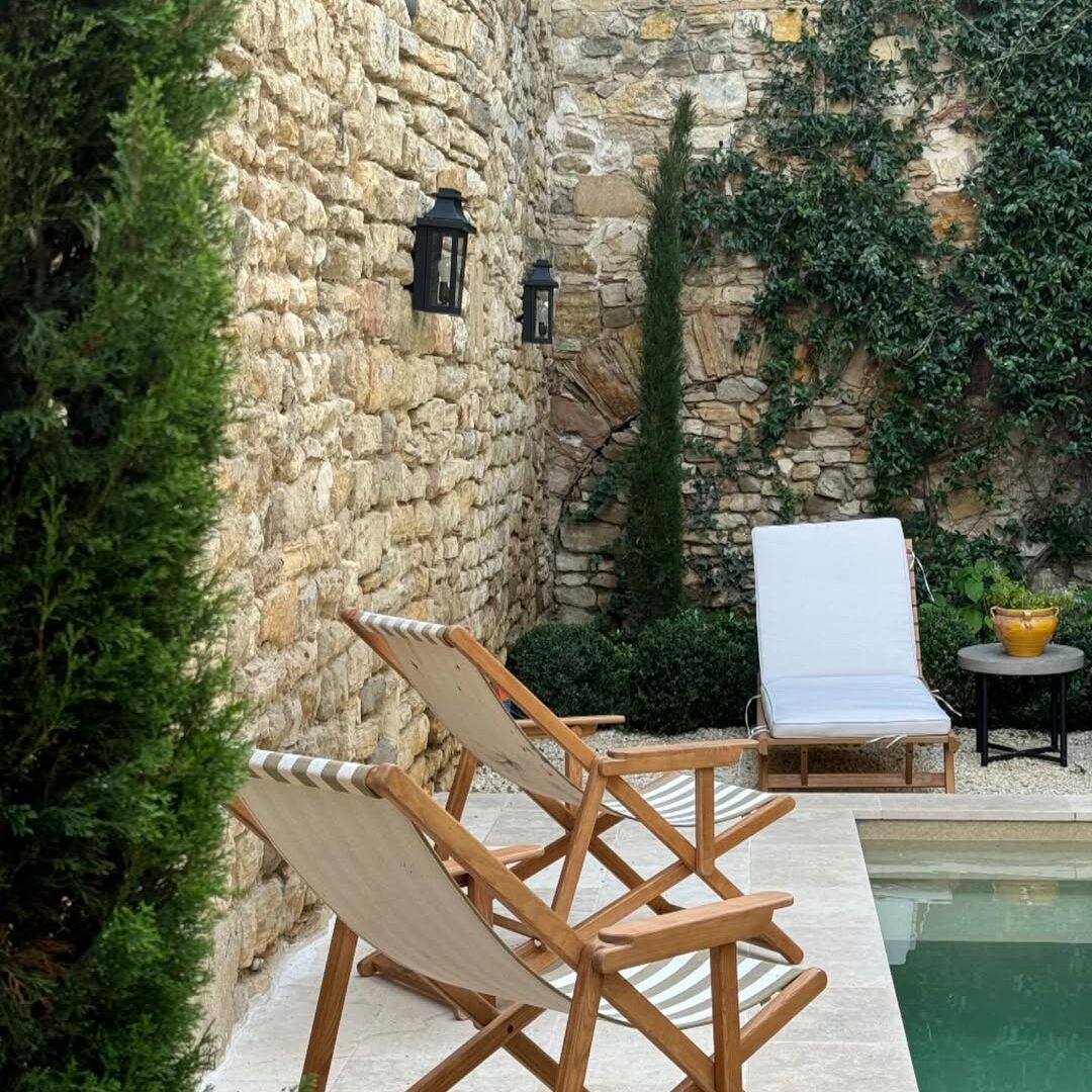 mini piscine fauteuils murs pierre cadrage