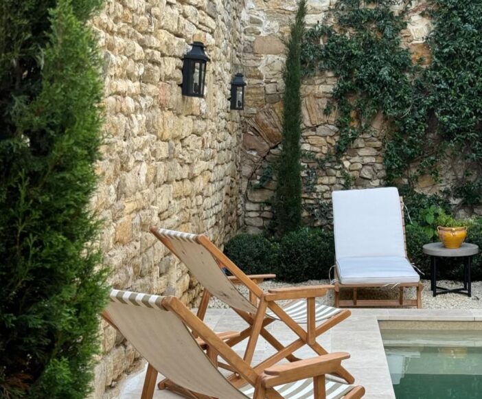 mini piscine fauteuils murs pierre cadrage