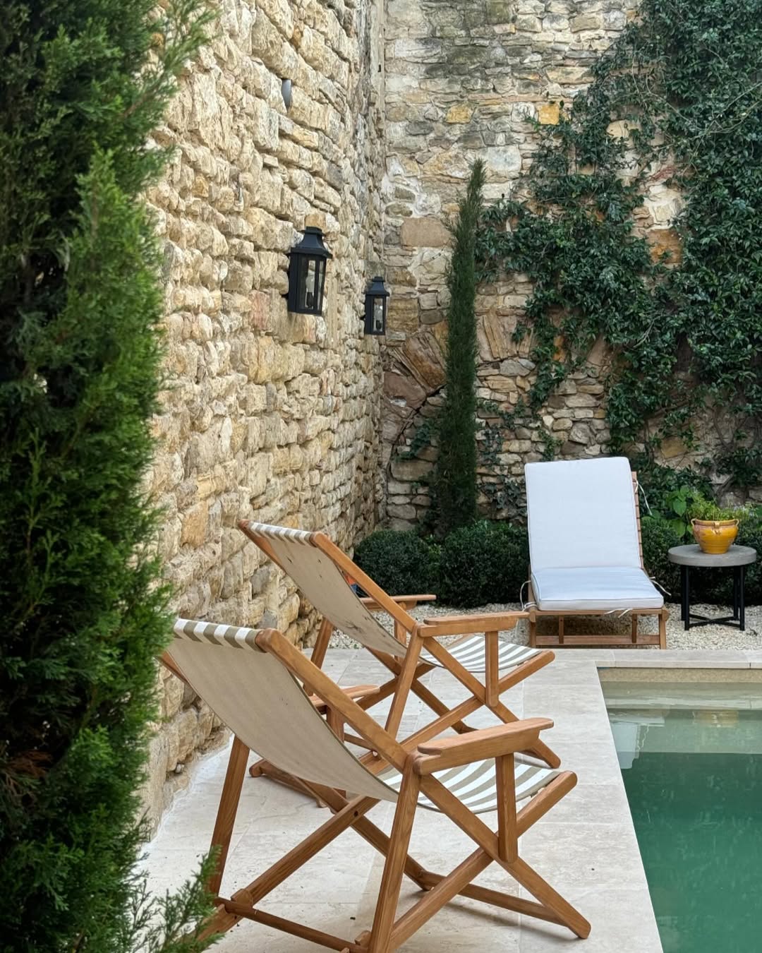 mini piscine fauteuils murs pierre cadrage
