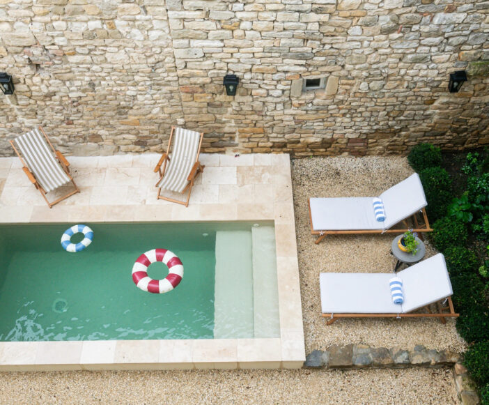 mini piscine fauteuils murs pierre bouees plage immergée