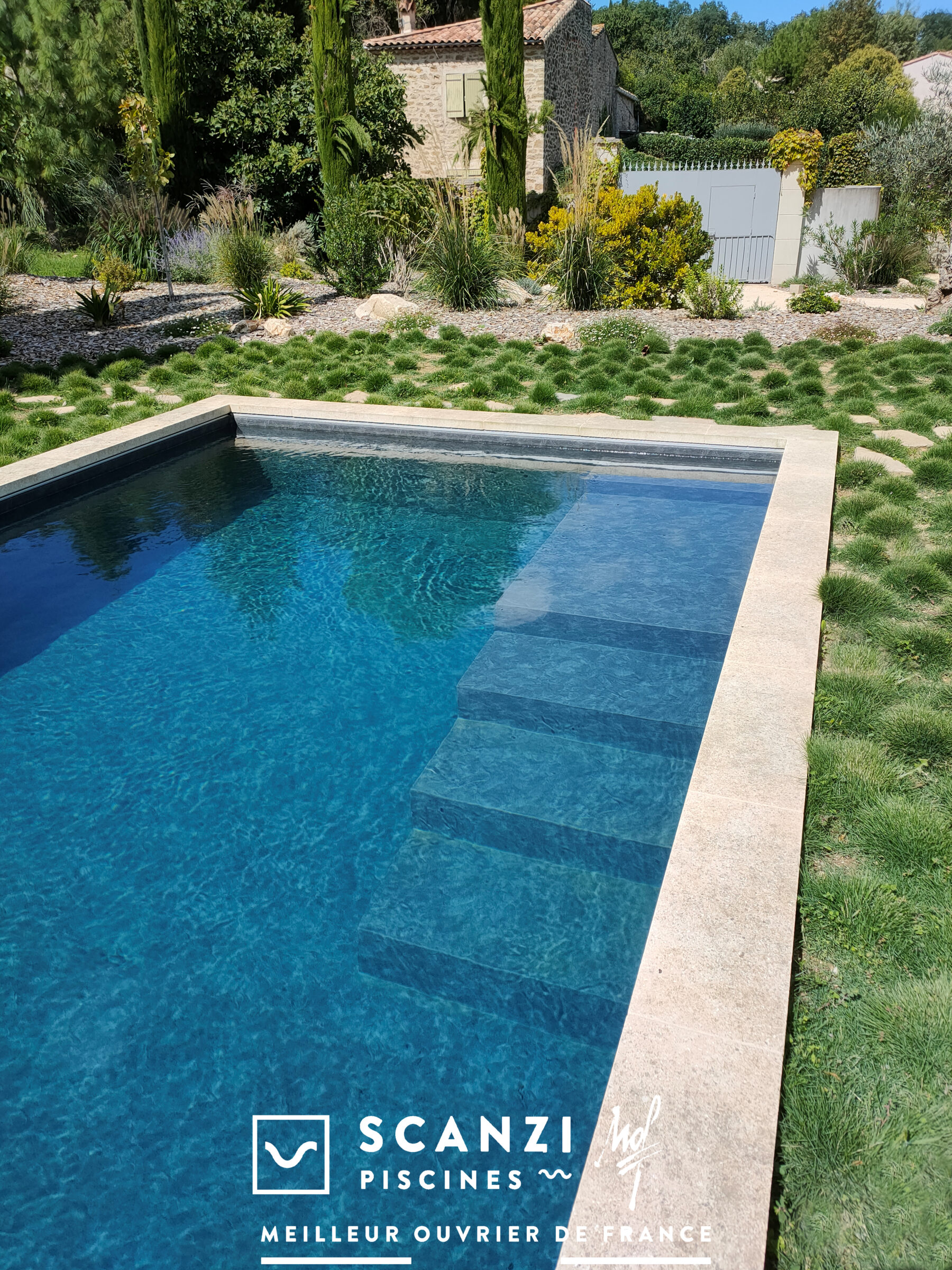Piscine détail escalier droit inversé