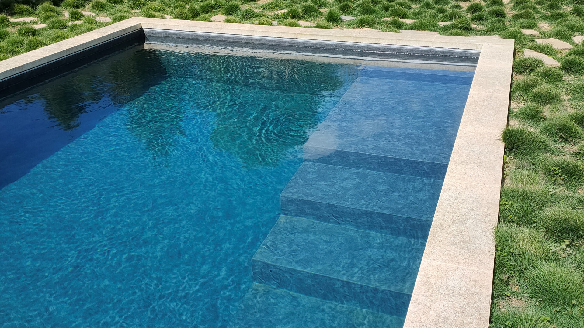 Piscine détail escalier droit inversé