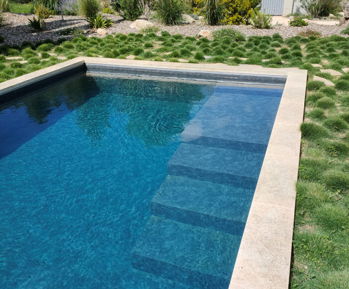 Piscine détail escalier droit inversé
