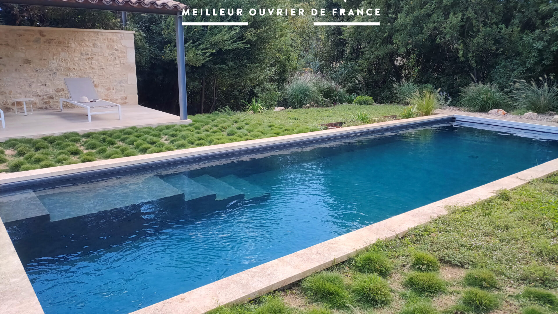 piscine esprit lavoir escalier droit inversé pool-house pierre et ferronnerie