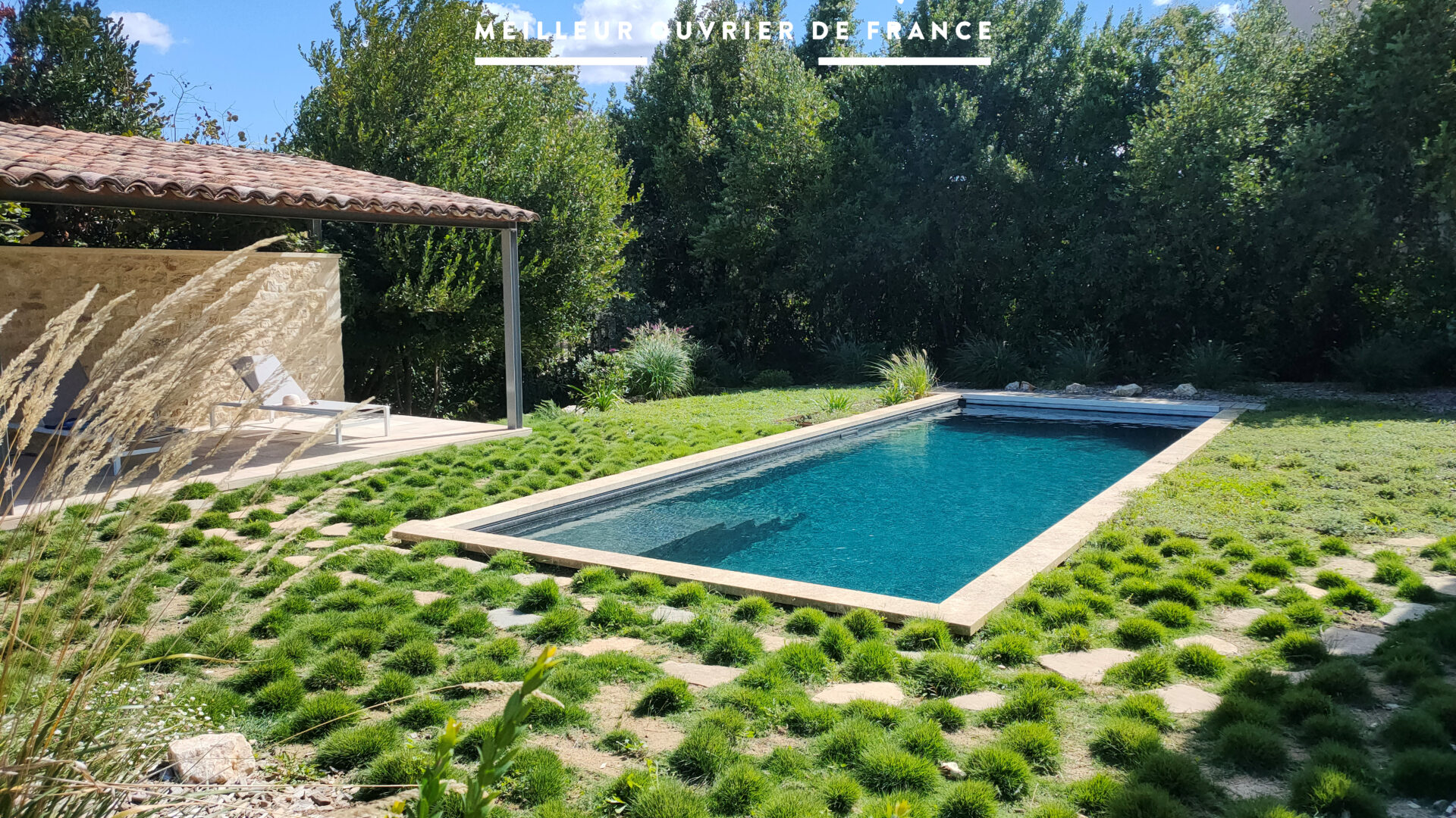 piscine esprit lavoir margelles épaisses aménagement paysager