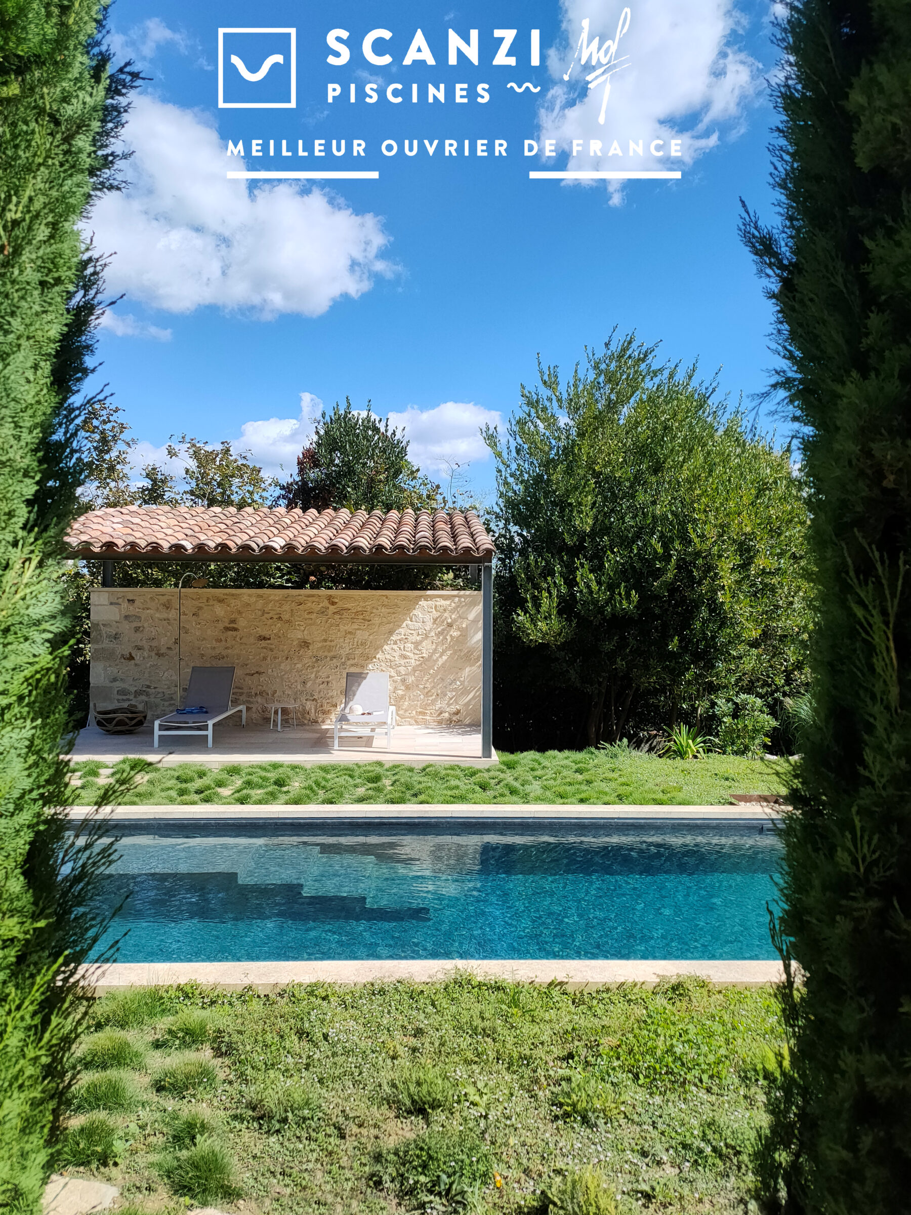 piscine esprit lavoir pvc armé 3D encadrement cyprès pool-house pierre et ferronnerie