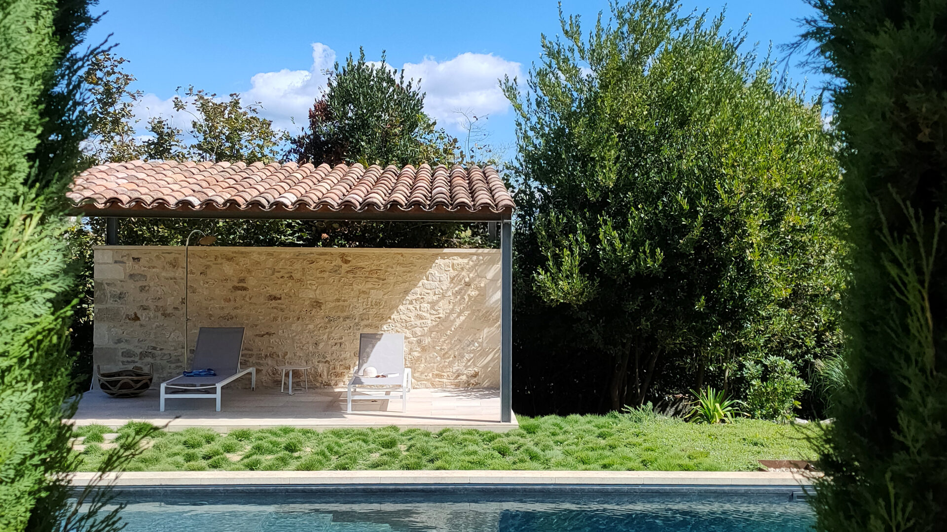 piscine esprit lavoir pvc armé 3D encadrement cyprès pool-house pierre et ferronnerie