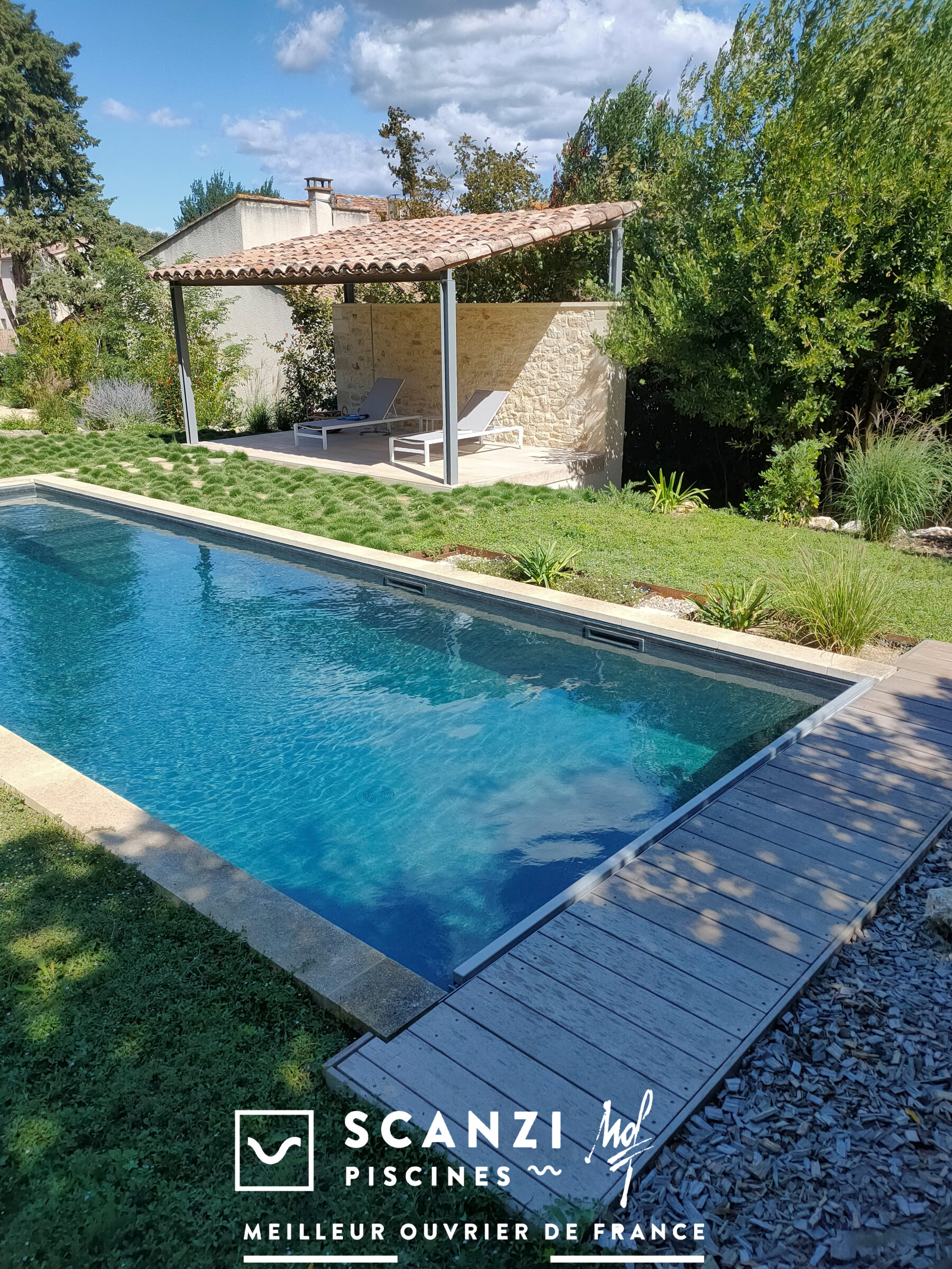 piscine couverture automatique caillebotis bois pool-house pierre et ferronnerie