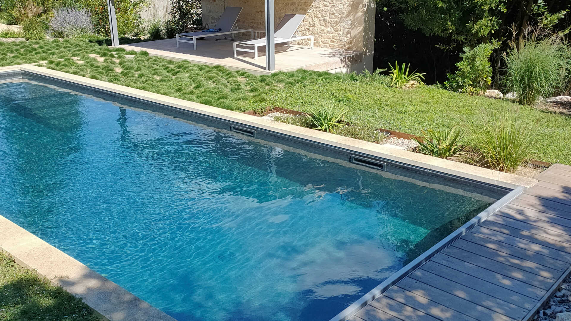 piscine couverture automatique caillebotis bois pool-house pierre et ferronnerie