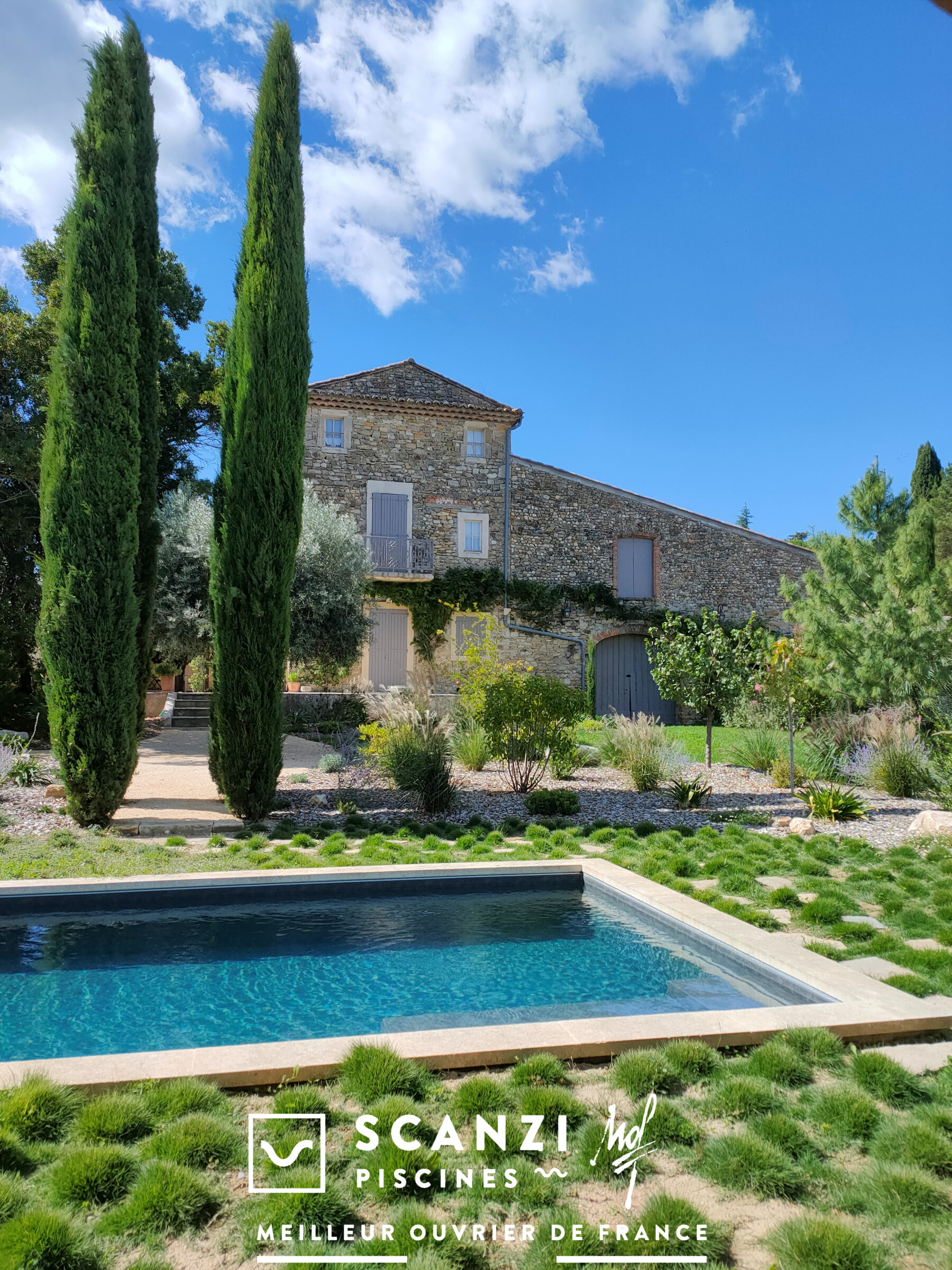 piscine bastide provençale cyprès pierres aménagement paysager