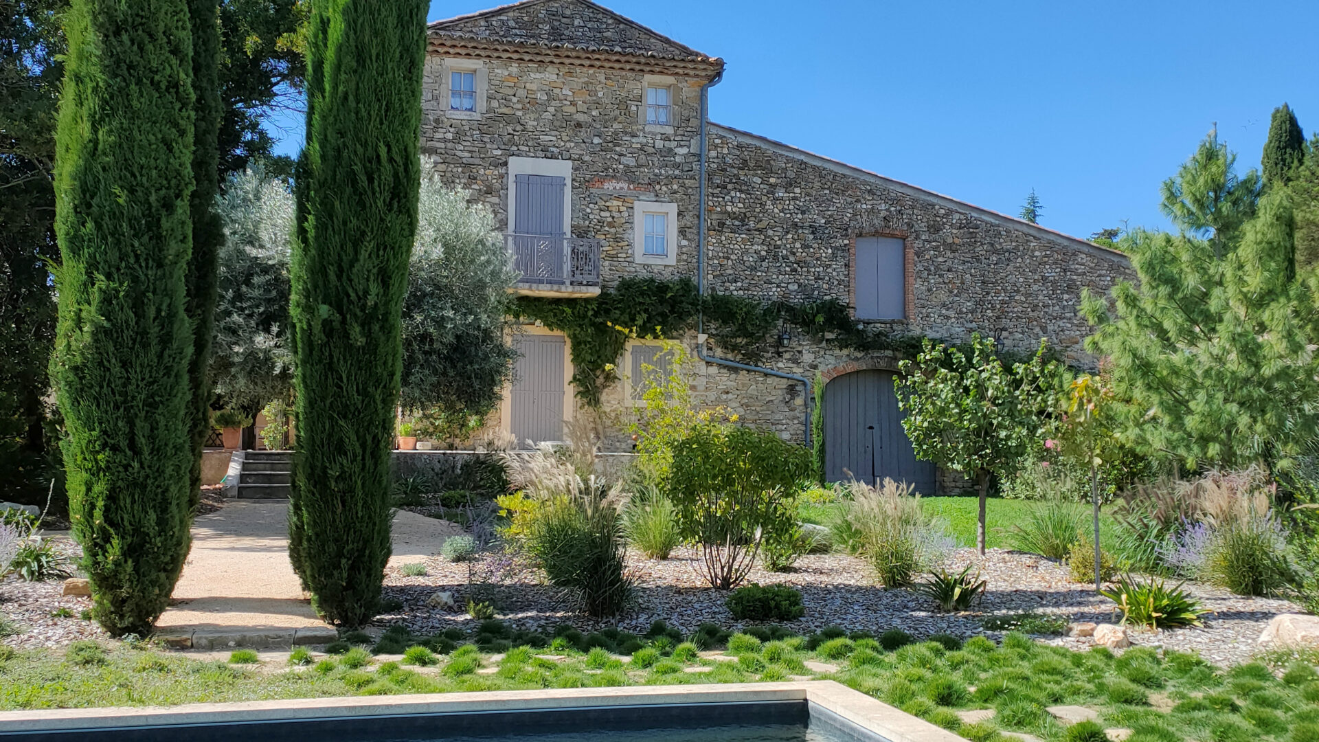 piscine bastide provençale cyprès pierres aménagement paysager