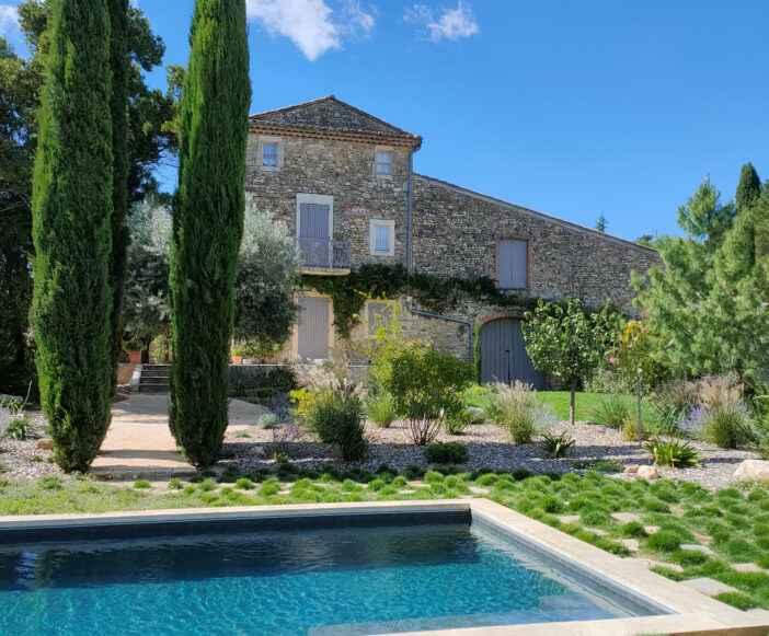 piscine bastide provençale cyprès pierres aménagement paysager