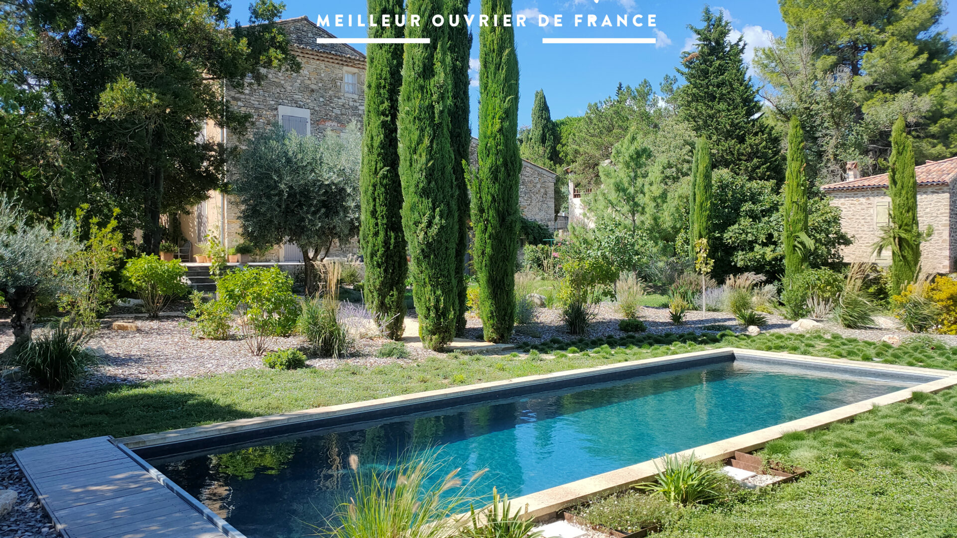 piscine esprit lavoir bastide provençale cyprès aménagement paysager