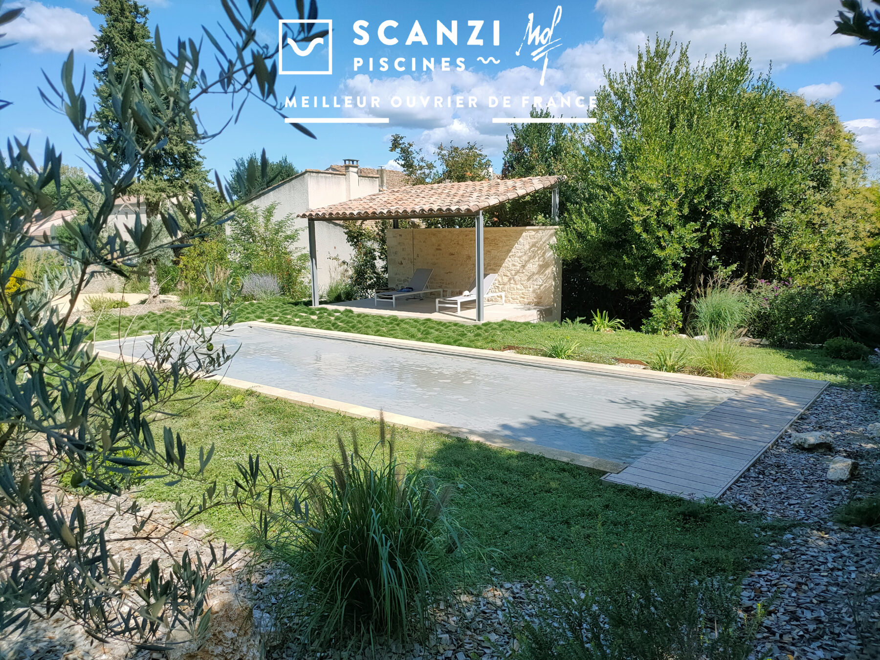 piscine couverture fermée pool-house pierre et ferronnerie aménagement paysager