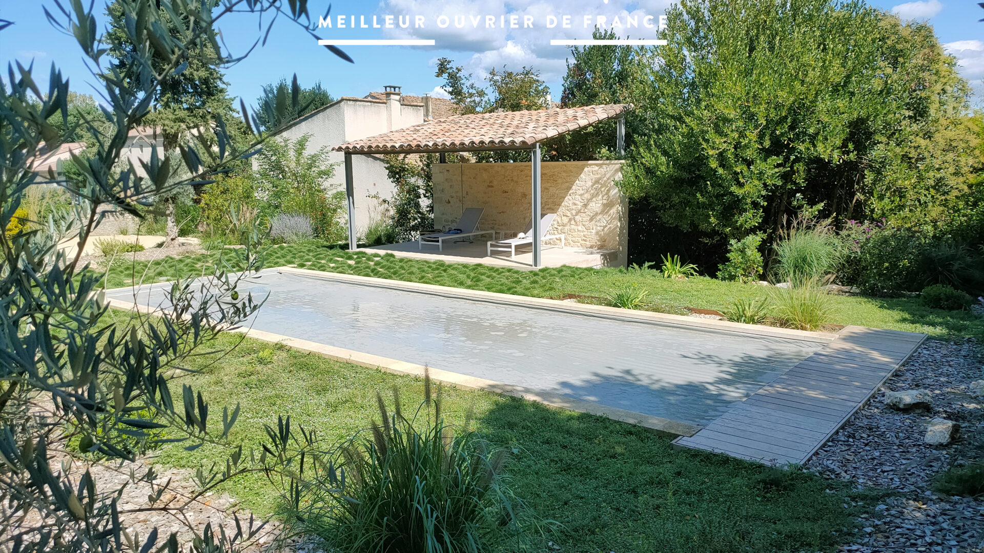piscine couverture fermée pool-house pierre et ferronnerie aménagement paysager