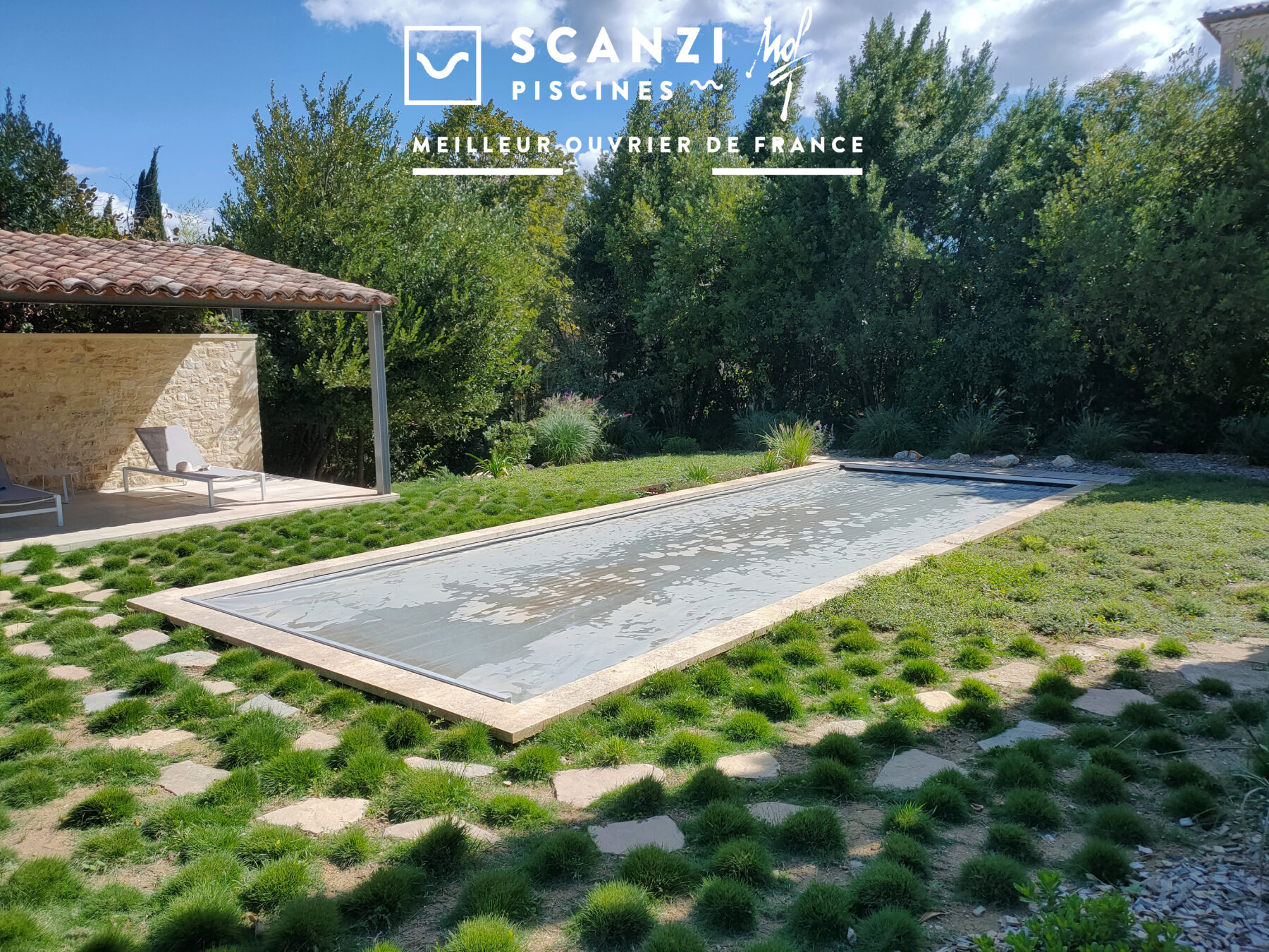 piscine esprit lavoir couverture fermée pool-house pierre et ferronnerie aménagement paysager