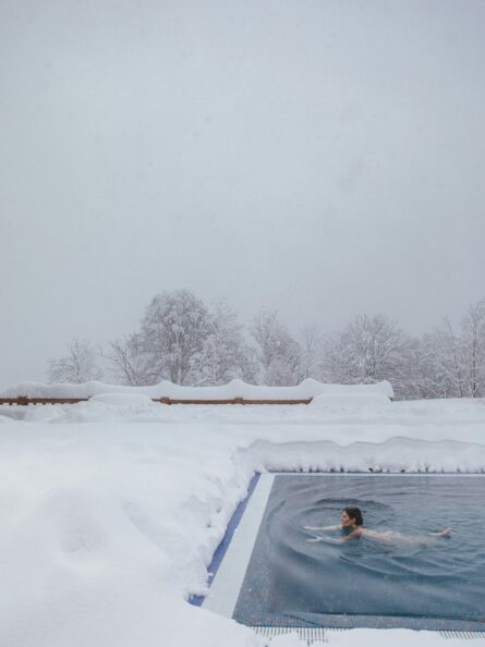 piscine hiver femme nage neige